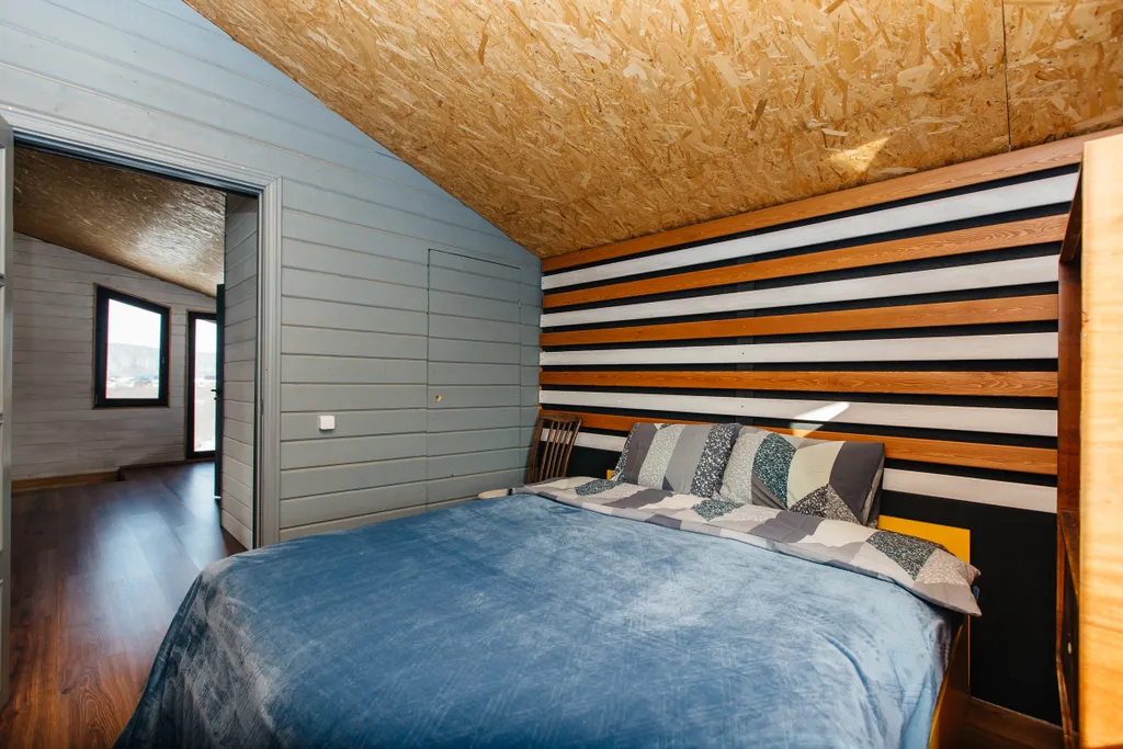 Дом с кораблем на берегу реки