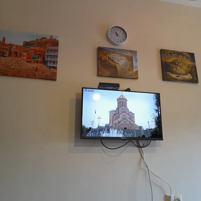 Уютная квартира у моря с видом с балкона на достопримечательности, ели и город