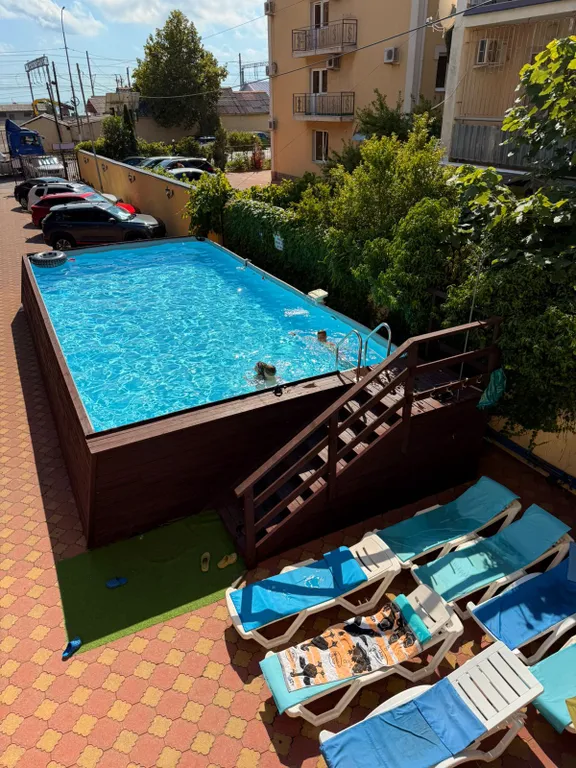 Бассейн с теплой водой. Размеры бассейна 5М*10м, глубина 1,5м