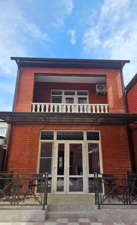 Новый современный дом в центре города, рядом с набережной.