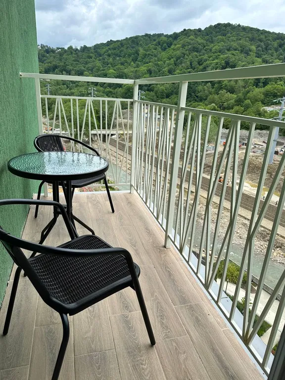 Потрясающая квартира с двумя балконами и видом на реку, лес и горы