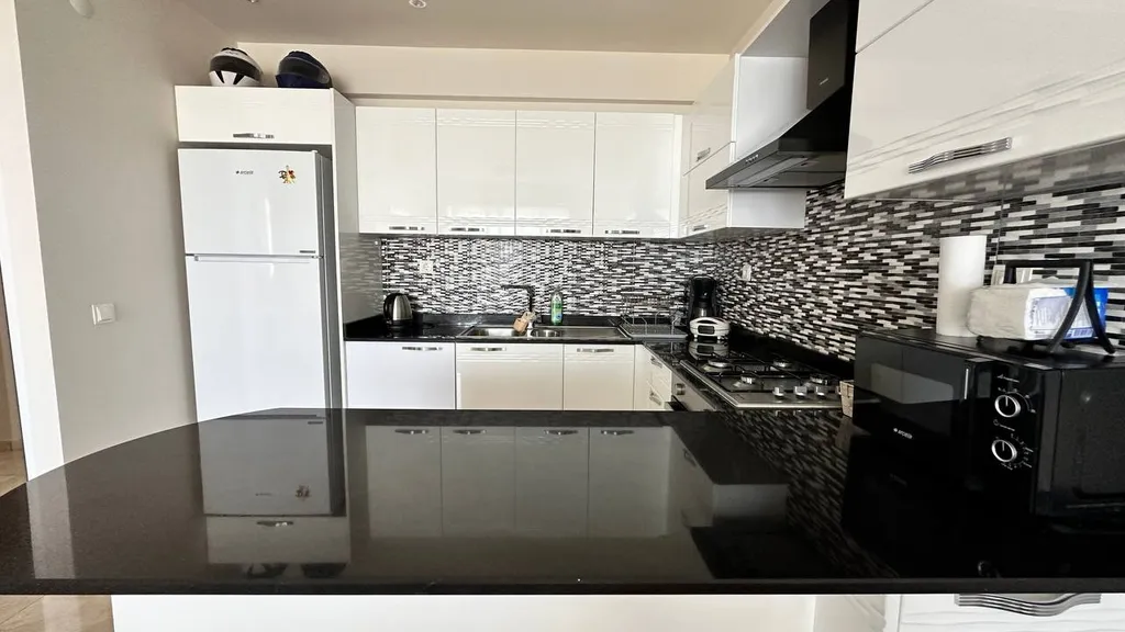 Квартира на Средиземном море с бассейном и горками