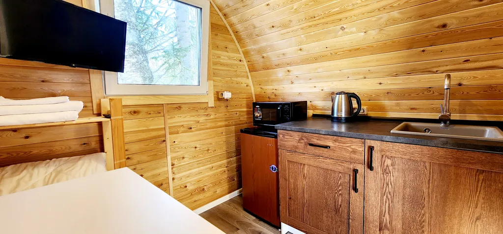 Уютный кемпинг с видом на лес