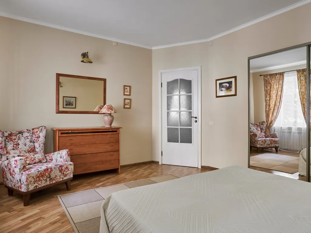 Апартаменты Кареты и Лошади с тремя спальнями рядом с Эрмитажем