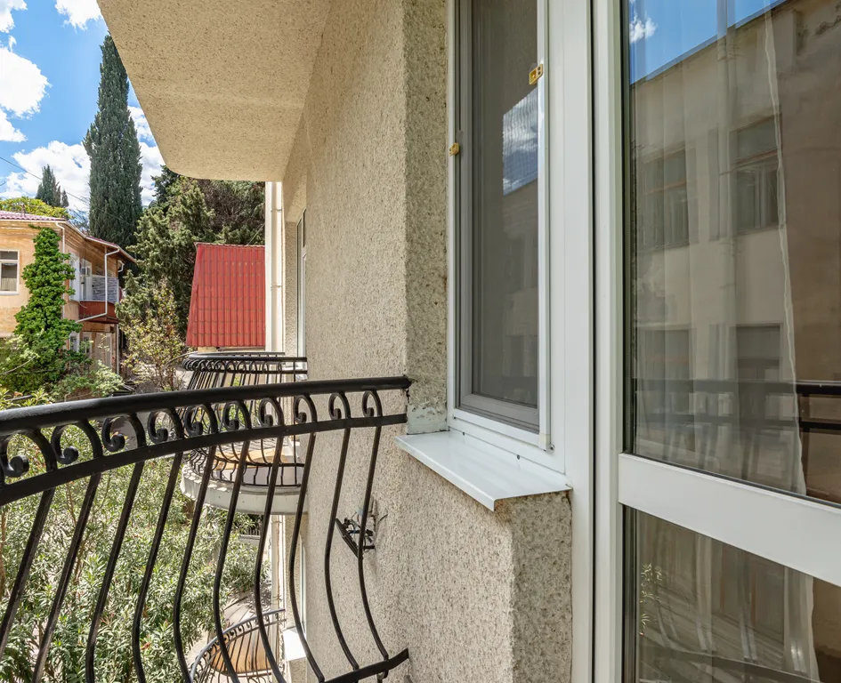 Уютные апартаменты в центре Ялты с видом на горы с 3-балконами