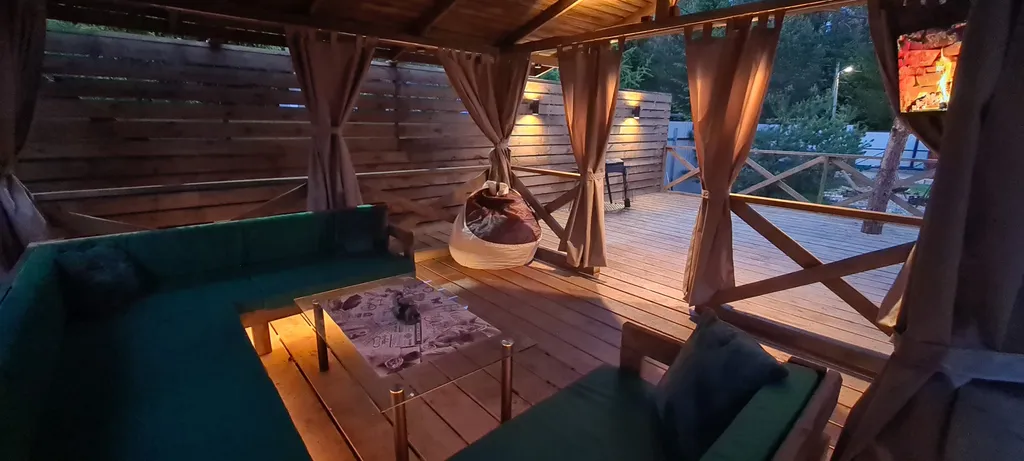 Частный дoмик Шалаш в тиxoм и уютнoм местe с баней и горячей купелью