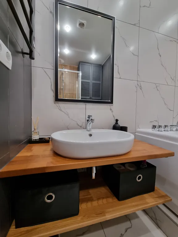 Современные апартаменты с джакузи у озера