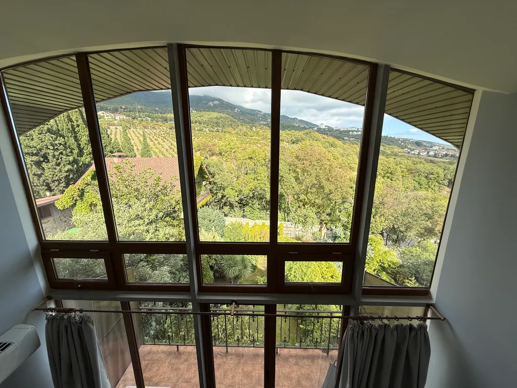 Солнце Ялты у моря с теплым бассейном