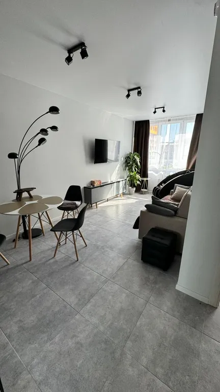 Уютная квартира с джакузи в спальне и массажным креслом