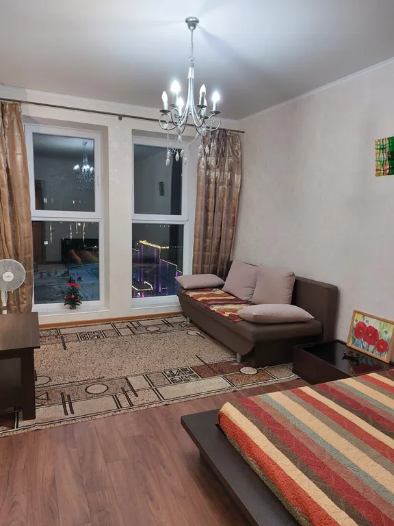 Уютная квартира с панорамными окнами в пол и красивым видом на парк