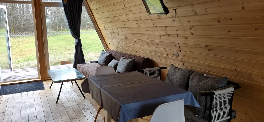 Дом-шалаш с видом на лес