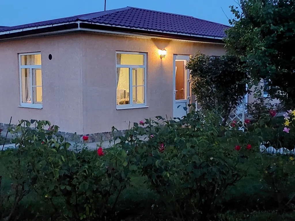 Уютный дом с видом на сад