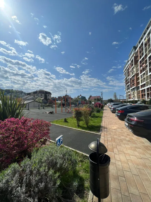 Светлые апартаменты с двумя спальнями и балконом с качелью