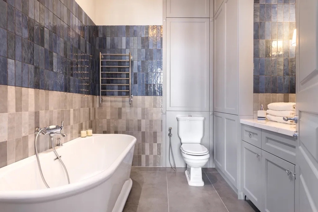 Проcтоpныe 4-к апартaменты c прекpaсным видом нa Hевcкий пpocпект