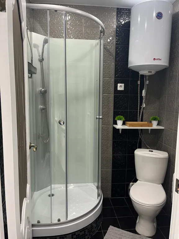 Квартира Квартира Уютная студия Классика с новым дизайнерским ремонтом — Красноярск