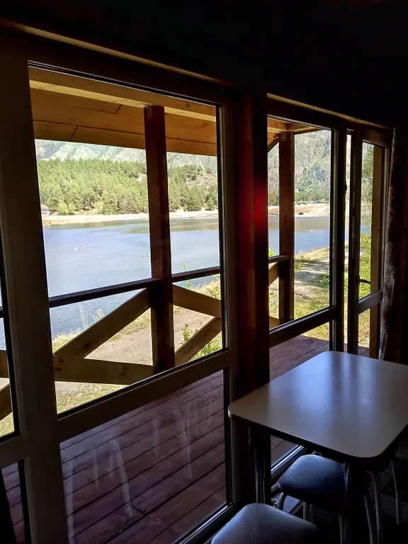 Дом для семьи с детьми с видом на озеро и горы