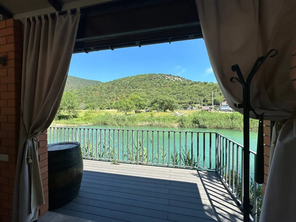 С бассейном на пляже