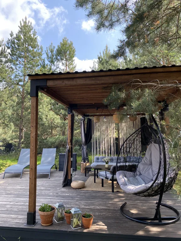 Скандинавский дом с ванной внутри и видом на лес