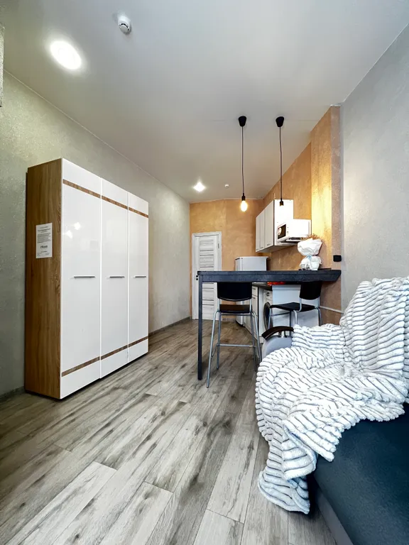 Просторная квартира с Большими Окнами