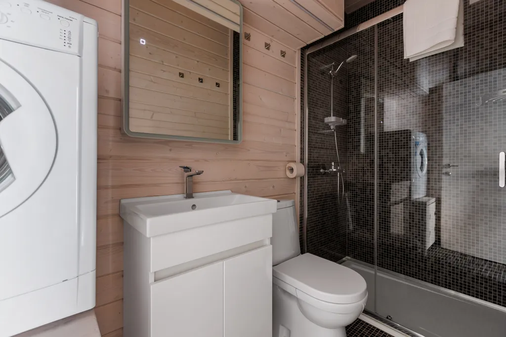 Коттедж Новый комфортабельный дом на берегу лесного озера Маролампи — Стеклянный