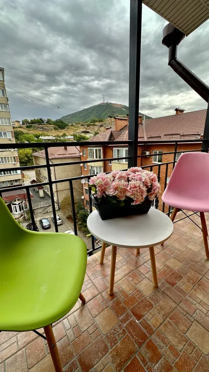 Квартира с балконом с видом на горы