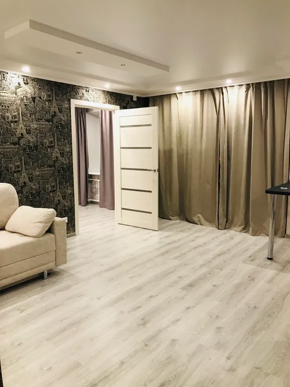 Уюдгая двухкомнатная квартира в центре на набережной