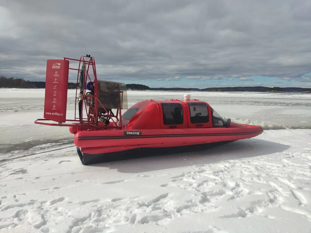 Сказочный плавучий домик в Ладожской шхере на воде