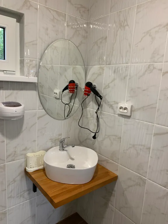 Дом на берегу реки с бассейном и видом