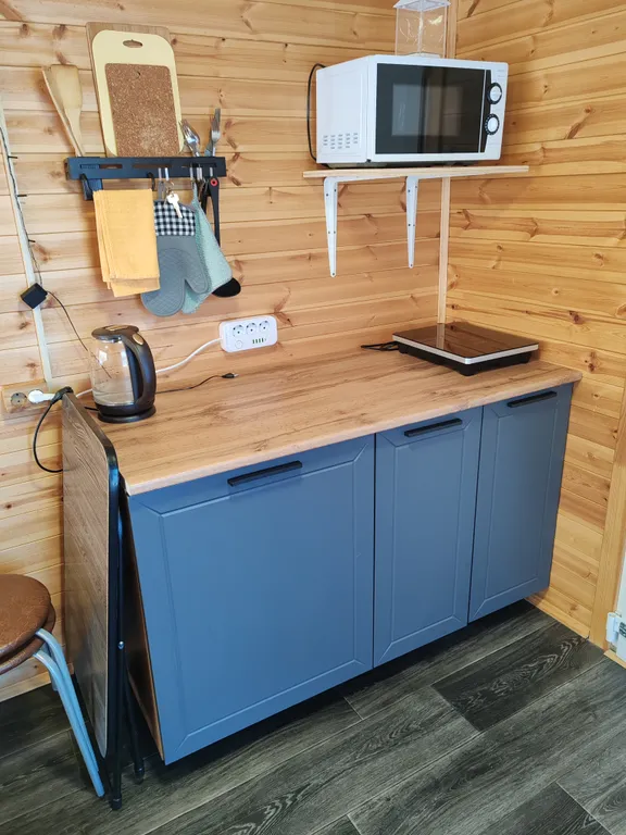 Скандинавский домик с панорамным окном в лесу