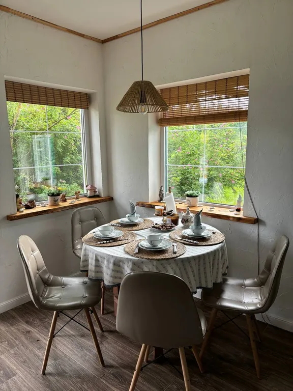 Деревенский домик в лесу