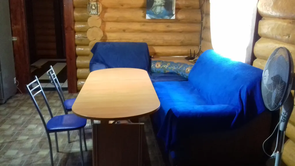 Бревенчатый дом в лесу с бассейном