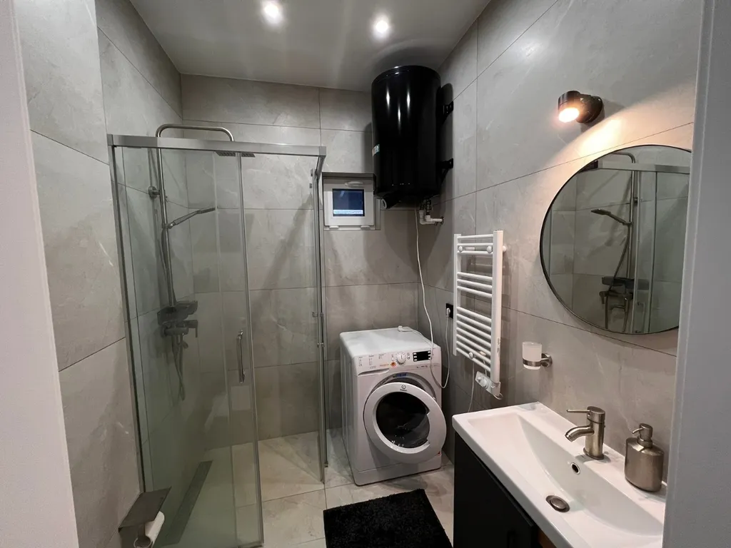 Дом на берегу озера и моря