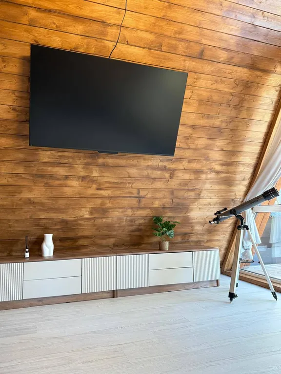 Уютный афрейм в березовом лесу