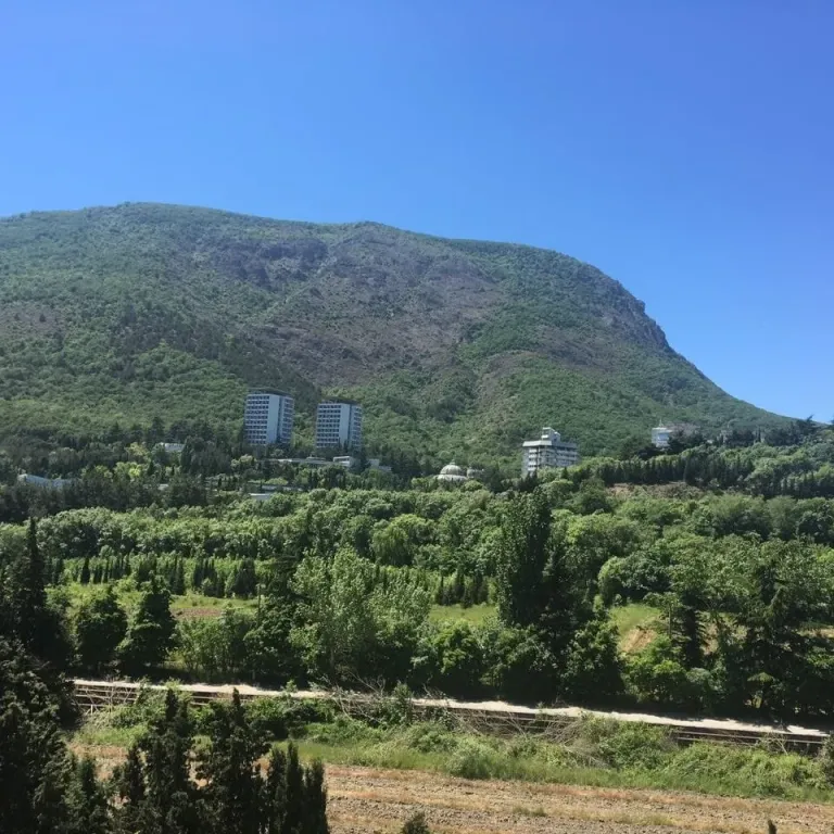 Четырёхместный улучшенный с балконом и видом на Медведь гору