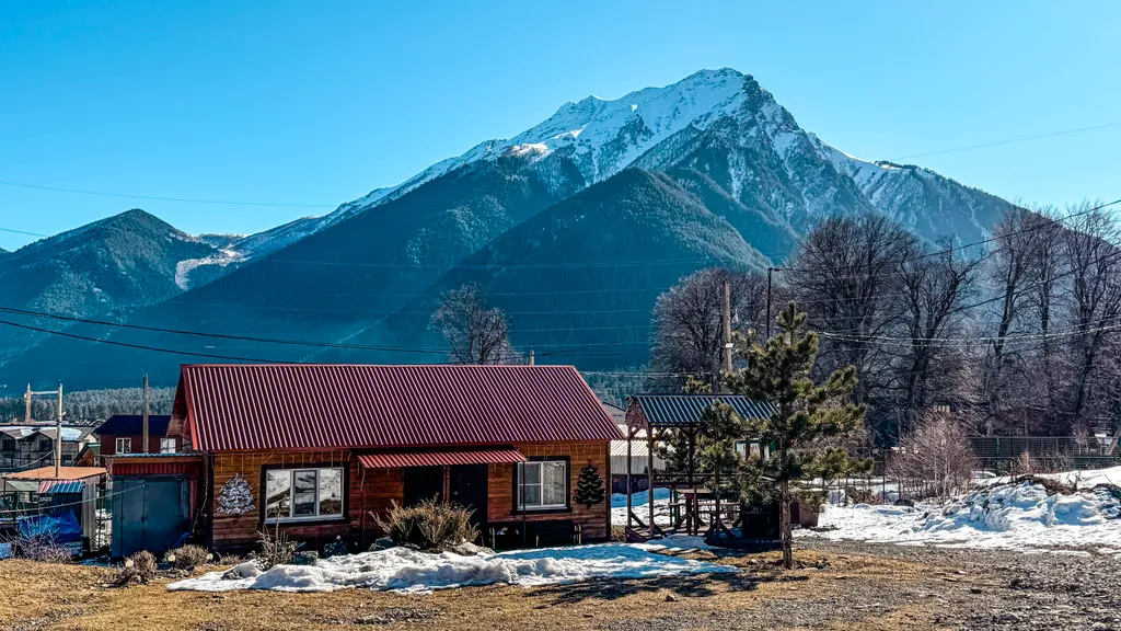Часть дома с видом на горы