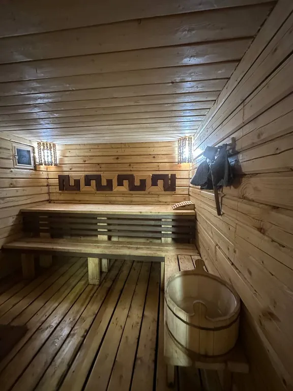 Дом в черте города в лесу