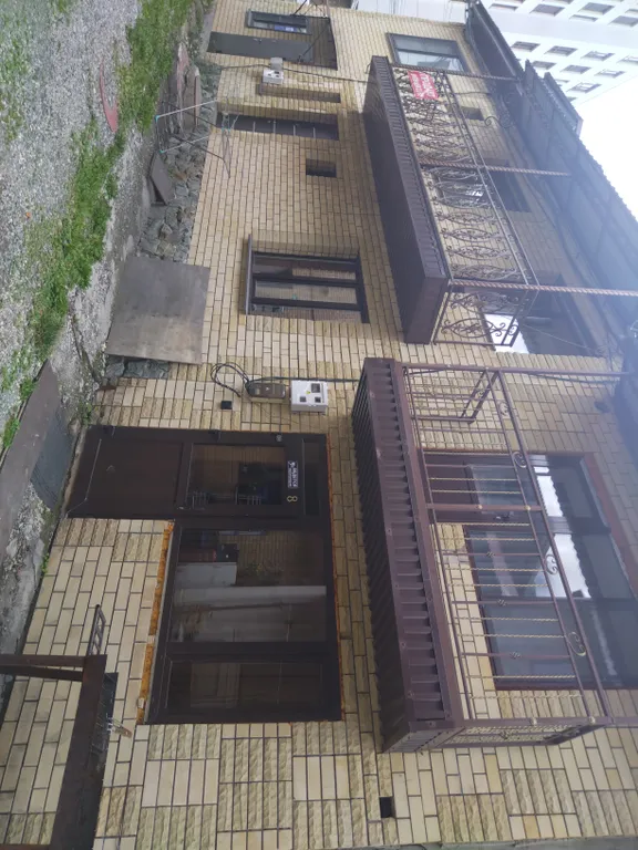 Танхаус камином трёхэтажный, с балконом, 3 комнаты не изолированные.