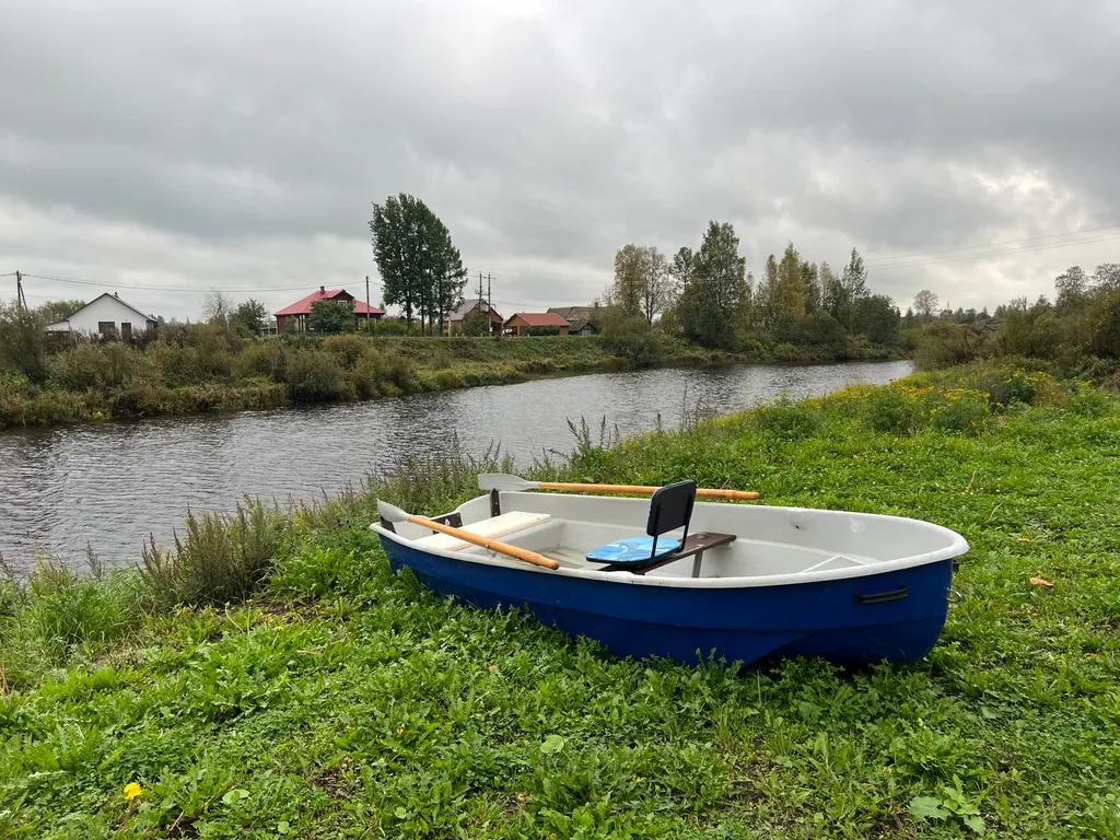 Уютный домик на берегу реки