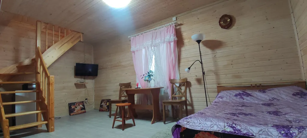 Уютный дом на живописном берегу реки Янис