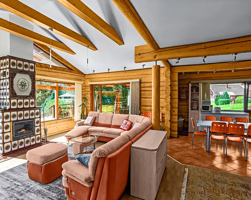 Коттедж в лесу с видом на озеро