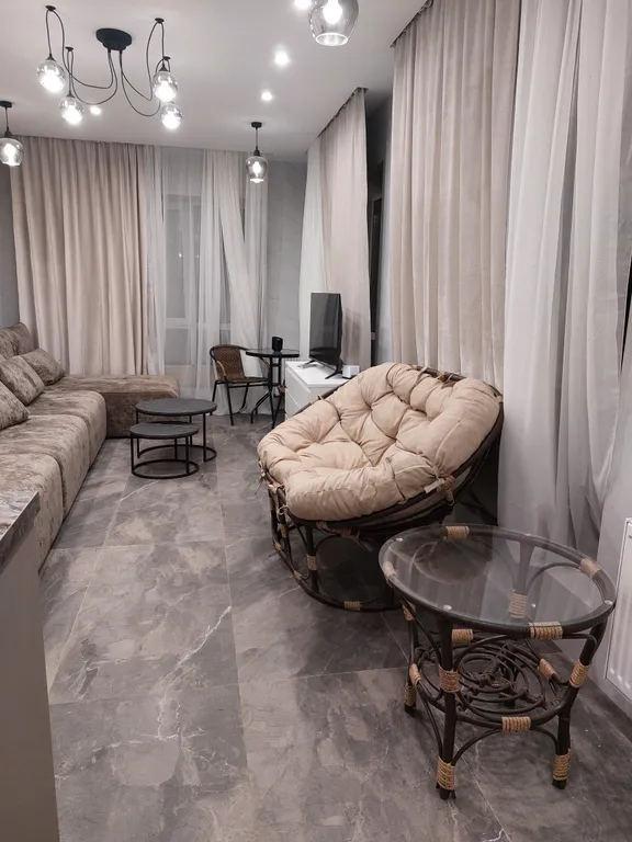 Домик в деревне в окружении леса