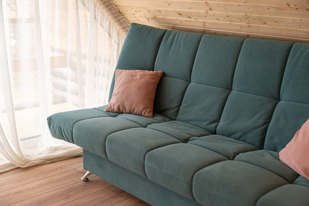 Сруб на озере