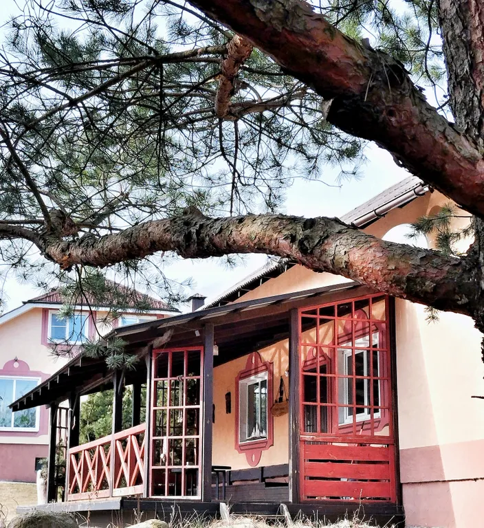 Коттедж под Минском с баней, озером, беседкой