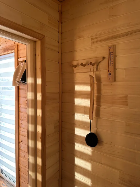 Уютный Белый дом у реки