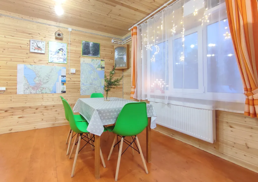 Птица синица House с огромным балконом у озера