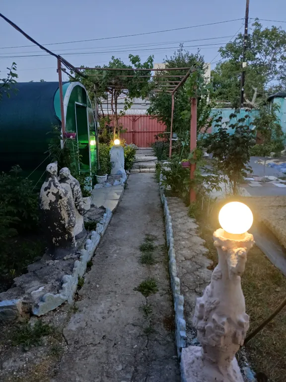 Маленькая комната со спальными местами в частном доме на даче