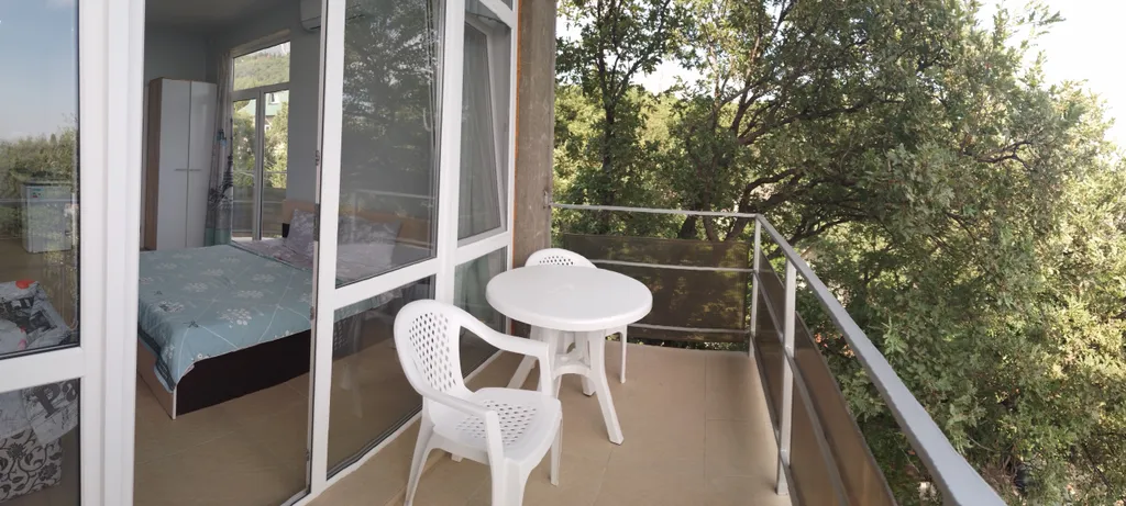 Улучшенная трёхместная студия с видом на море с балкона