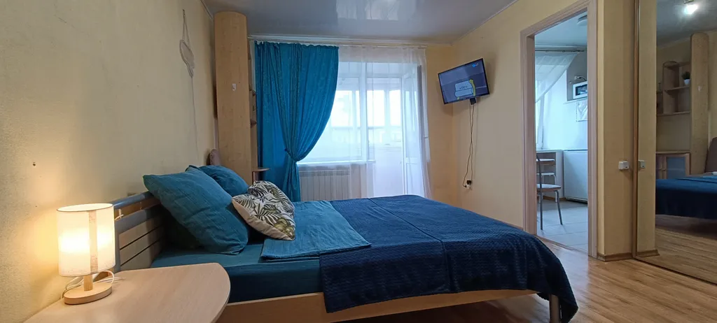 В центре с балконом