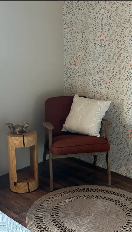 Дом-баня в красивом саду рядом с водоемом