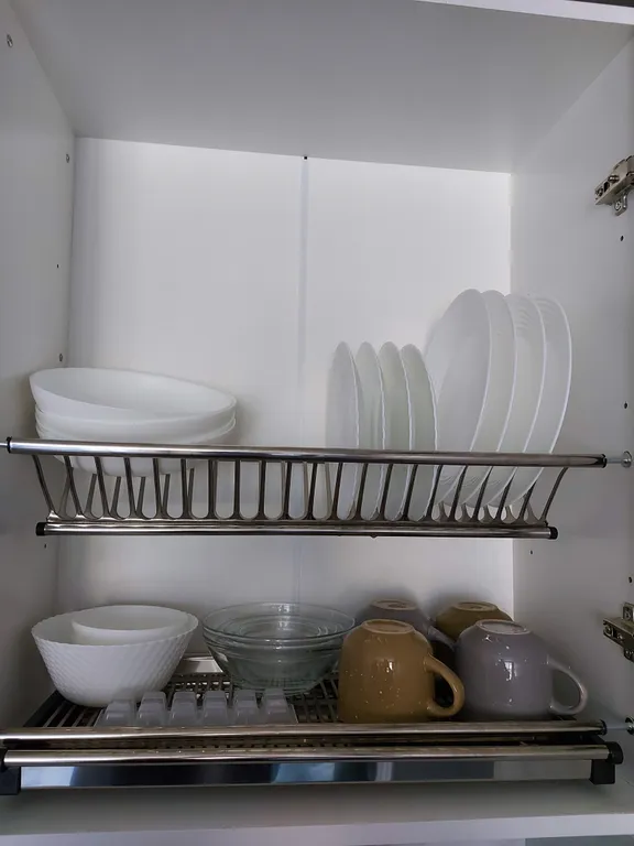 Студия с барной стойкой у окна